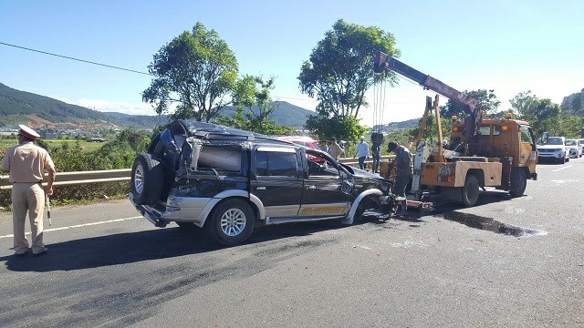 Tai xe vang khoi oto, thiet mang sau tai nan hinh anh