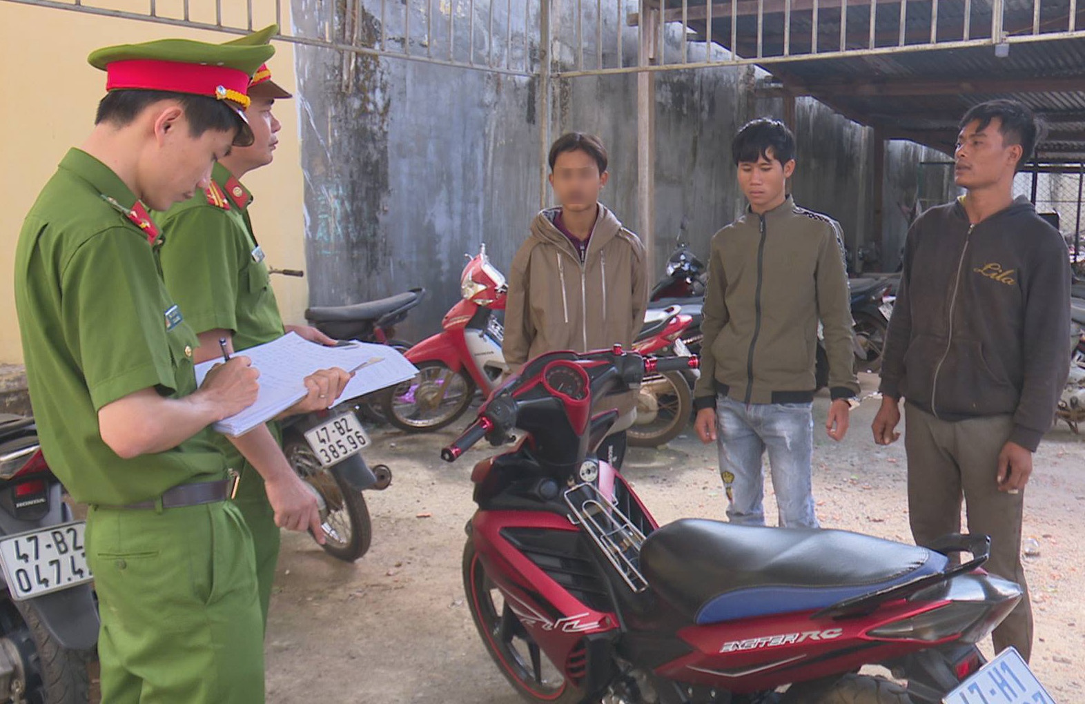 Ba thanh niên cướp tài sản ảnh 1 Ba thanh nien cuop tai san anh 1