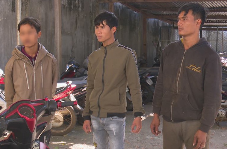 Hai thanh nien quen nhau trong tu ru nhau di cuop hinh anh