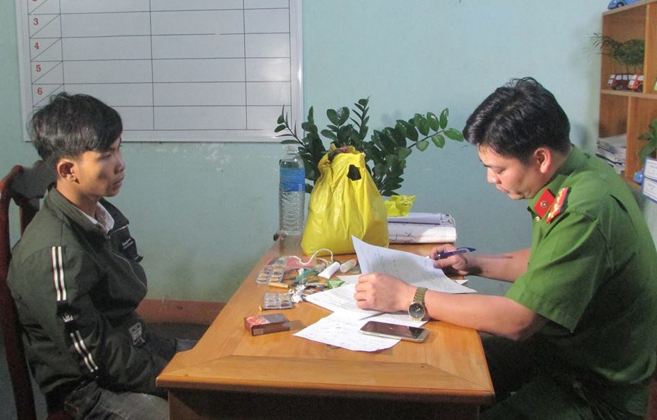 Thanh nien cho 4 kg thuoc no anh 1