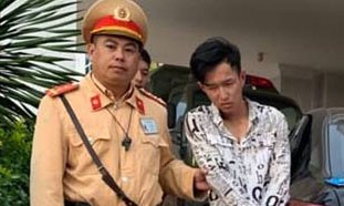 Tai xe phe ma tuy lai oto tong CSGT roi bo chay hinh anh