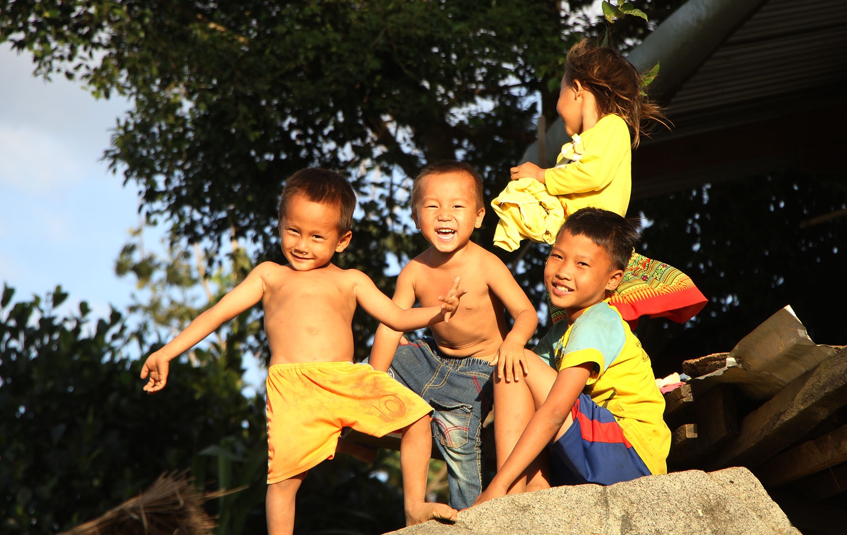 Lang song trong bong toi ben nha may thuy dien hinh anh