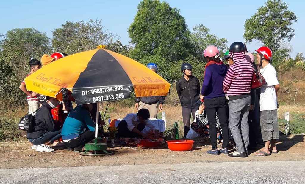 Be trai so sinh tu vong ben duong hinh anh