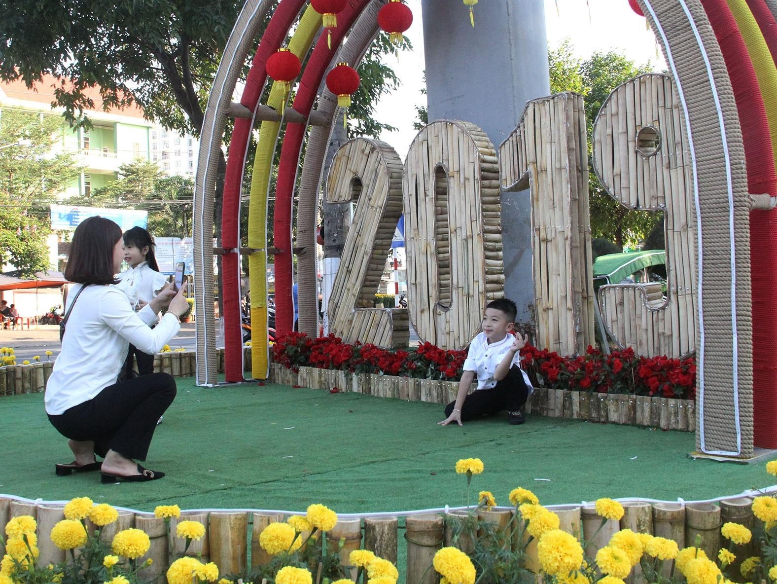 Thuyen doc moc vao duong hoa Buon Ma Thuot hinh anh