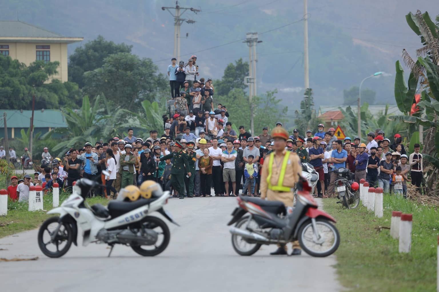Nguoi dan hieu ky xem bat ma tuy anh 1