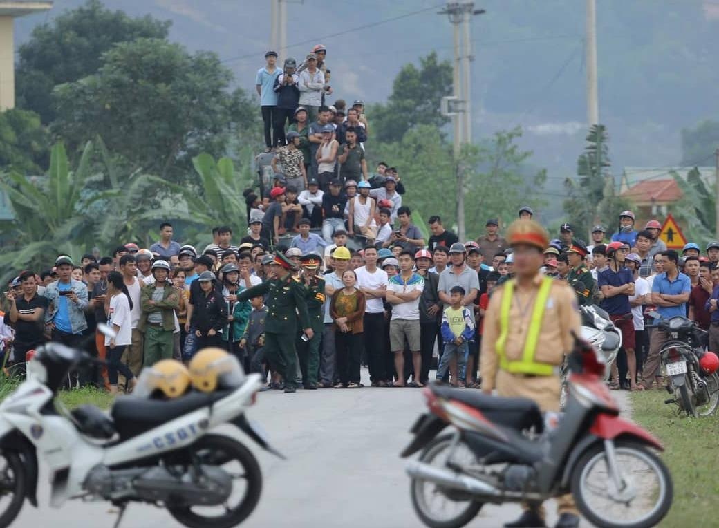 Nhieu nguoi 'diec khong so sung' keo nhau xem ke om luu dan co thu hinh anh