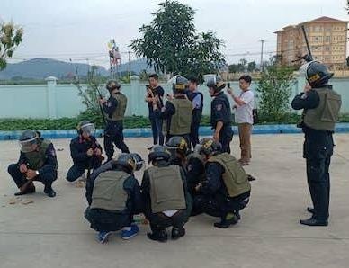 Toan canh cuoc vay bat nhom buon ma tuy om sung co thu trong oto hinh anh