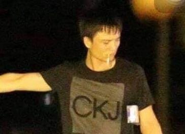 Nghi can buon ma tuy cam luu dan va sung dinh tu sat khi bi bao vay hinh anh