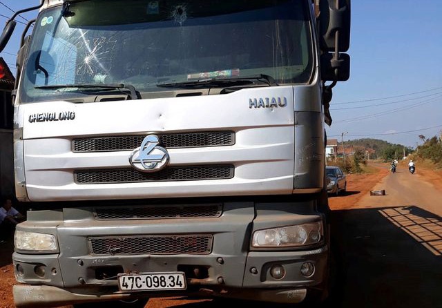 Nhom thanh nien tan cong tai xe vi bat den pha gay loa mat hinh anh