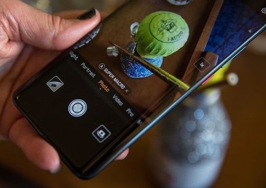 Mao danh cong an canh bao thiet bi dien tu nghe len hinh anh