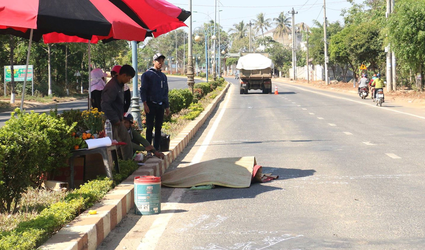 Nguoi dan ong bi xe ben can tu vong khi qua duong mua nuoc hinh anh