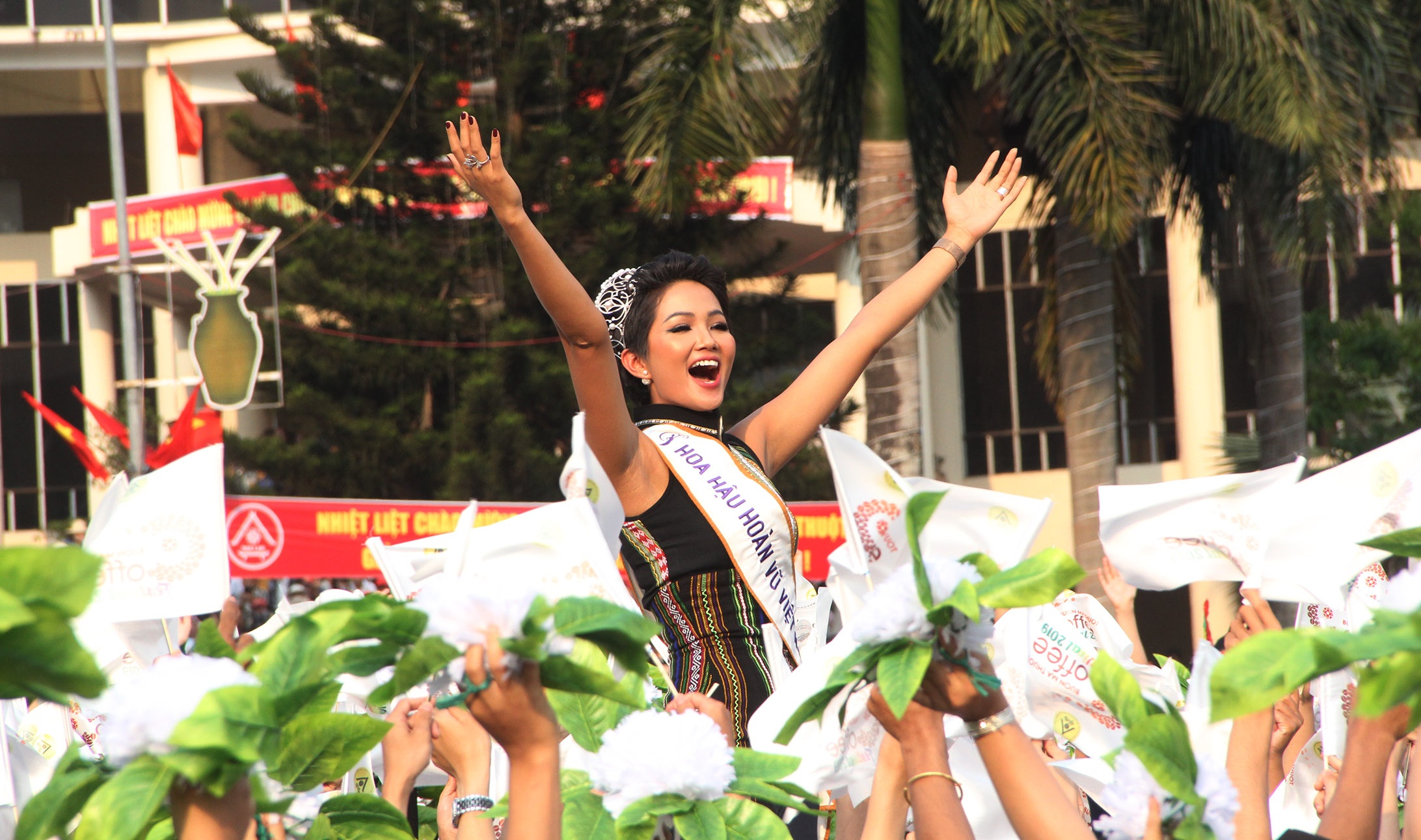 Hang nghin nguoi doi nang ngam hoa hau tai le hoi ca phe Buon Ma Thuot hinh anh