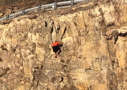 Thanh nien te khi leo nui anh 1