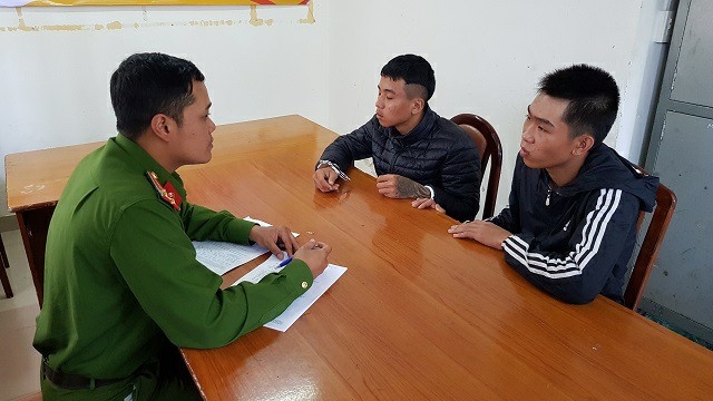 Hai thanh nien cuop tui xach anh 1