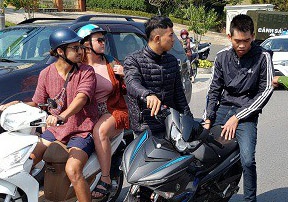 Hai thanh nien giat tui xach cua du khach Anh o Da Lat hinh anh