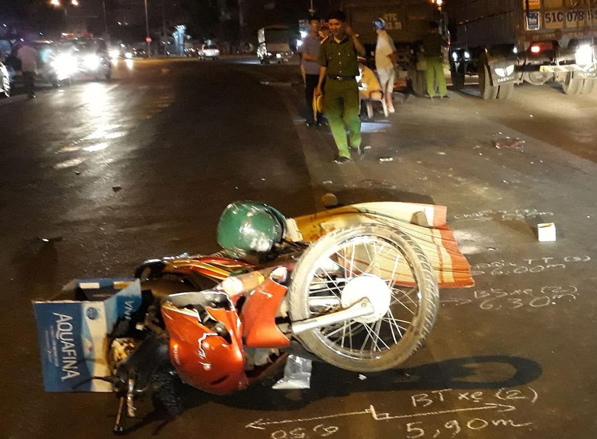 Thuong uy quan doi thiet mang sau va cham voi xe tai hinh anh