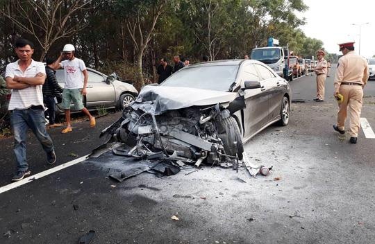Hai ôtô tông nhau trên cao tốc ảnh 1 Hai oto tong nhau tren cao toc anh 1