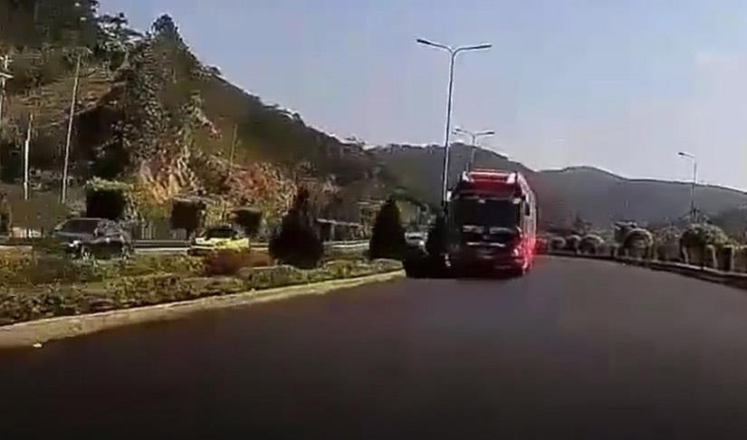 Clip xe khach chay nguoc chieu tren cao toc Lien Khuong hinh anh