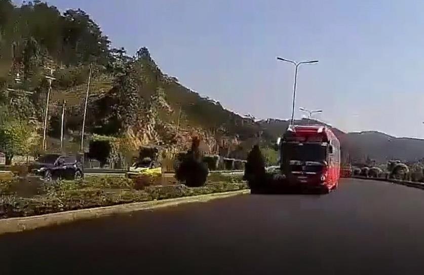 Xe khách chạy ngược chiều trên cao tốc ảnh 1 Xe khach chay nguoc chieu tren cao toc anh 1