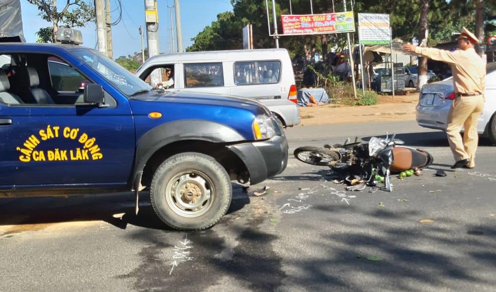 Nguoi phu nu nguy kich sau tai nan voi xe canh sat co dong hinh anh