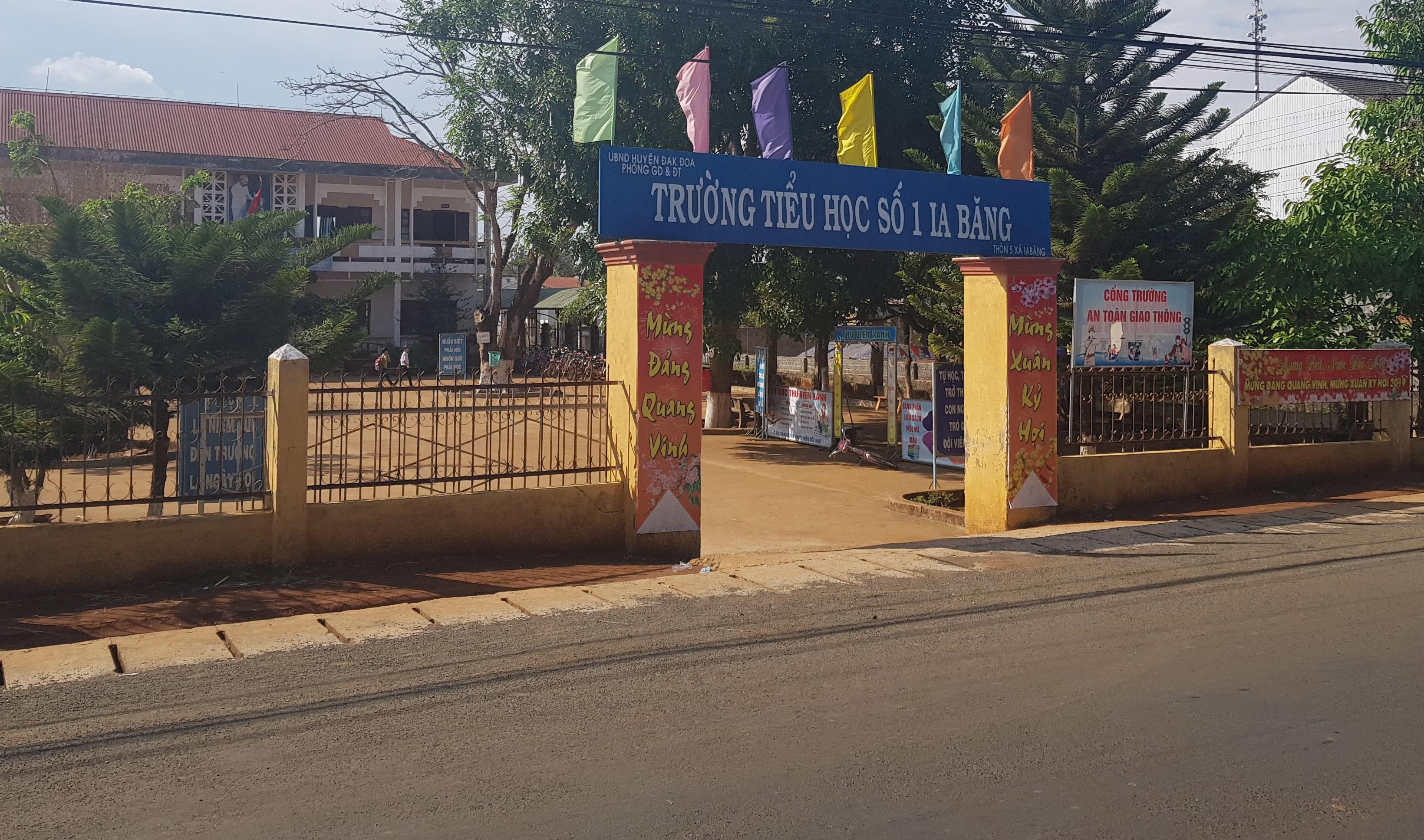 Pho bi thu xa 'rut vi' trung ma hoc sinh xin thoi chuc vu trong Dang hinh anh