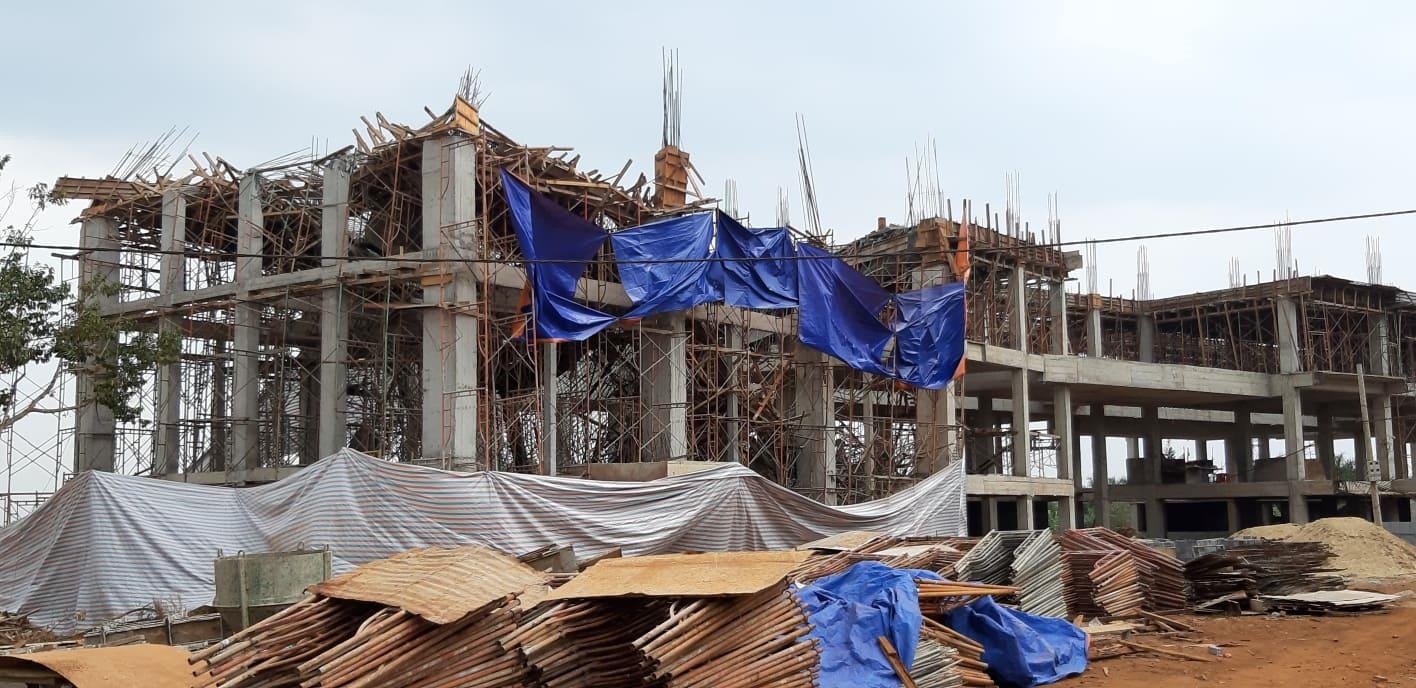 Cong trinh trung tam gioi thieu viec lam bi sap khi do be tong hinh anh