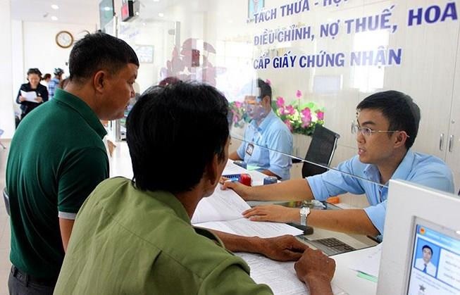 Nguoi dan quan Tan Binh co the len phuong nop ho so vao buoi toi hinh anh