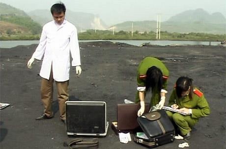 Cong an pha o bac, mot nguoi thiet mang khi boi qua song bo tron hinh anh