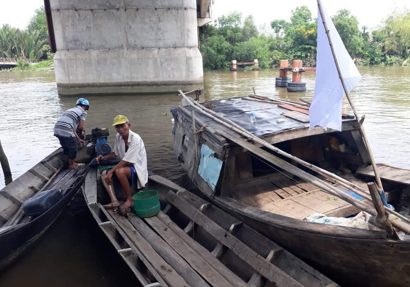 Hoc sinh lop 7 duoi nuoc khi tam song hinh anh