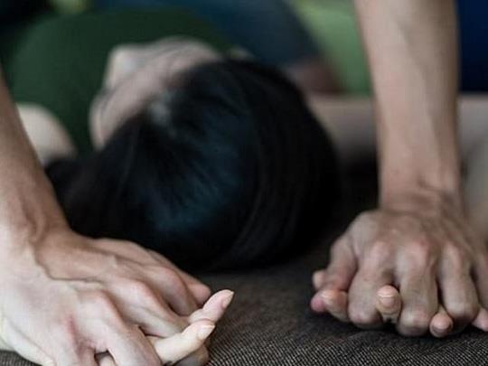 Nguoi dan ong bi truy to vi vao nha nghi voi be gai 14 tuoi hinh anh