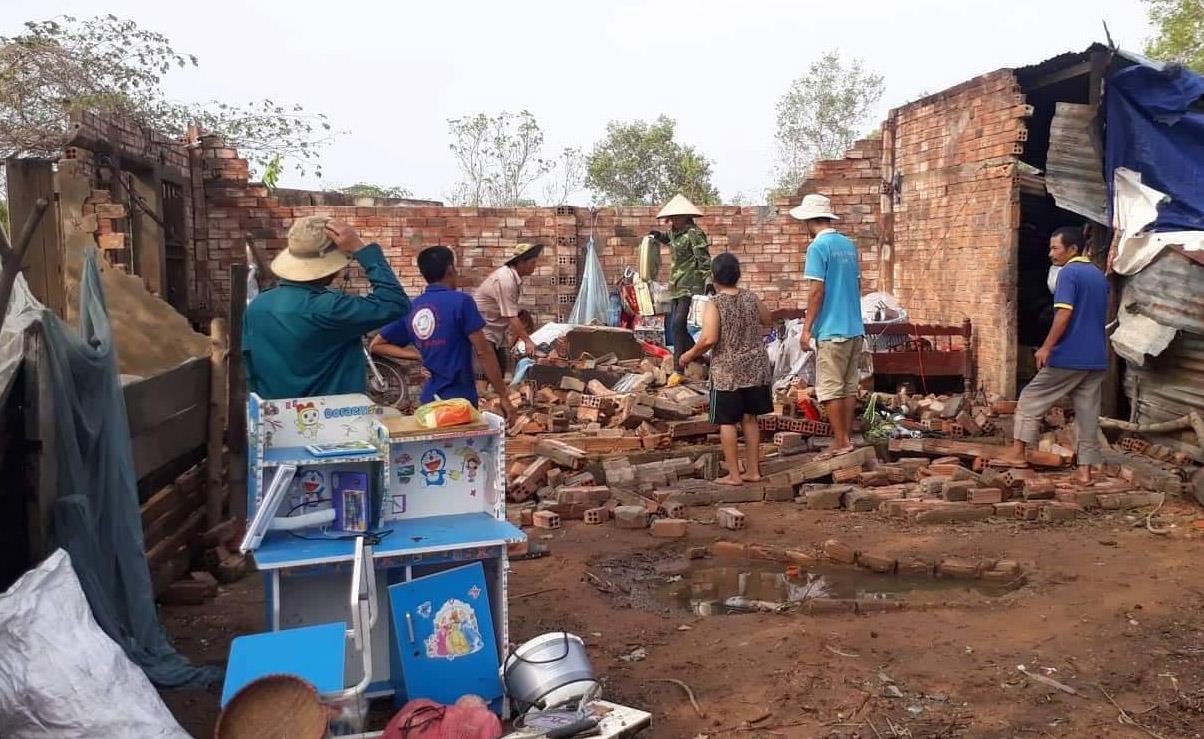 Mua lon kem theo loc xoay khien hang chuc ngoi nha bi sap hinh anh