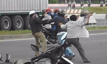 Chu tich phuong bi chan danh giua duong hinh anh