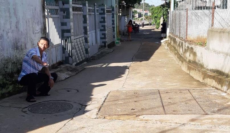 Nguoi phu nu bi nuoc cuon tu vong giua pho hinh anh