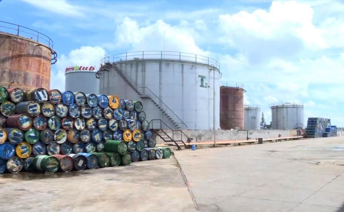 Đường dây sản xuất xăng giả ảnh 3 Duong day san xuat xang gia anh 3