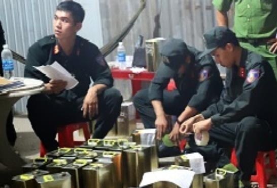 Ke bien hang chuc kho hang cua dai gia Trinh Suong va dong pham hinh anh
