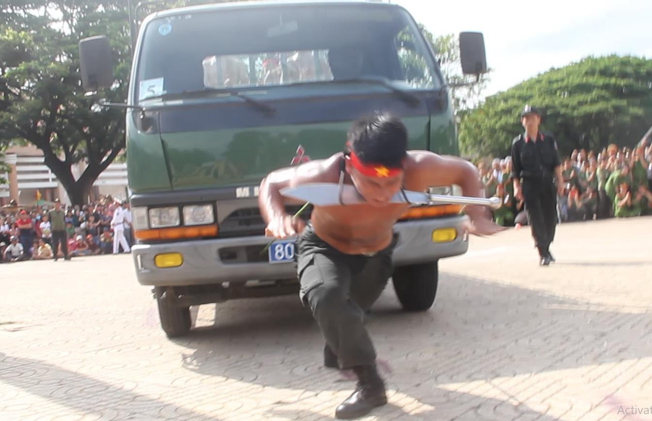 Chien si canh sat co dong keo xe tai hon 4 tan hinh anh