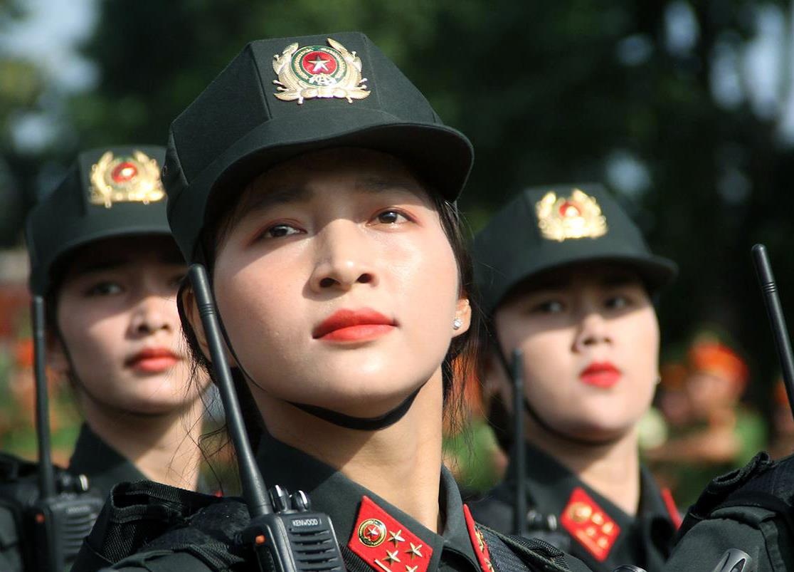 Nhung 'bong hong thep' om sung dieu hanh trong hoi thi o Tay Nguyen hinh anh