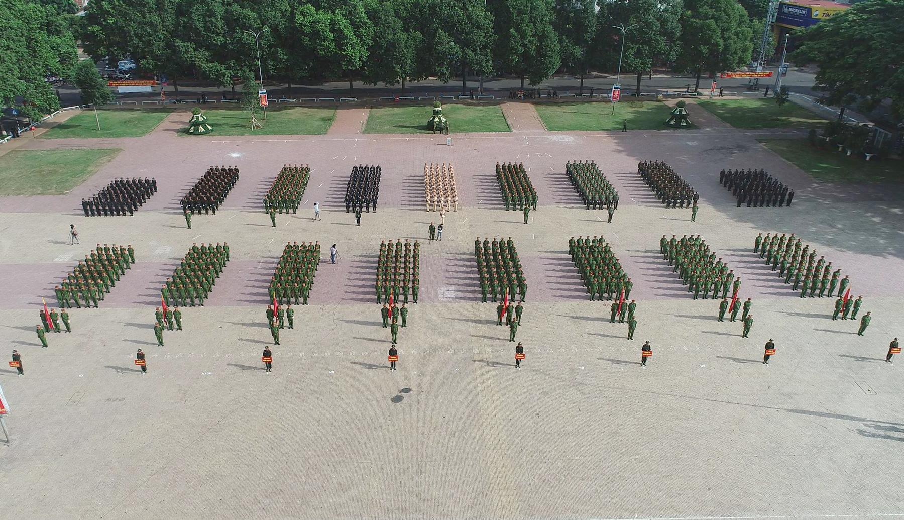 Canh sat co dong bieu dien vo thuat anh 1