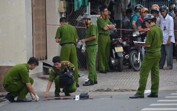 Hai cha con bi chem sau tran hon chien trong dem hinh anh