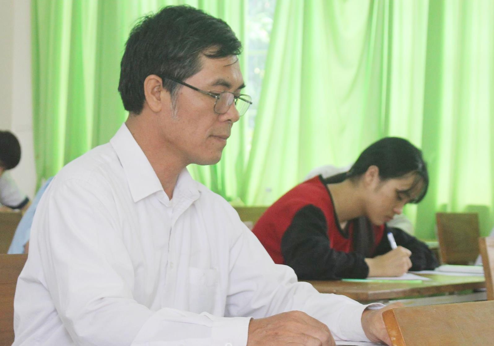 Thí sinh 54 tuổi thi tốt nghiệp ảnh 2 Thi sinh 54 tuoi thi tot nghiep anh 2