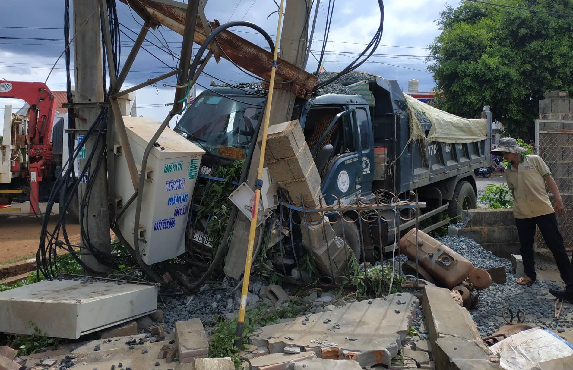 Tai nan lien hoan lam mot nguoi chet, 600 ho mat dien hinh anh