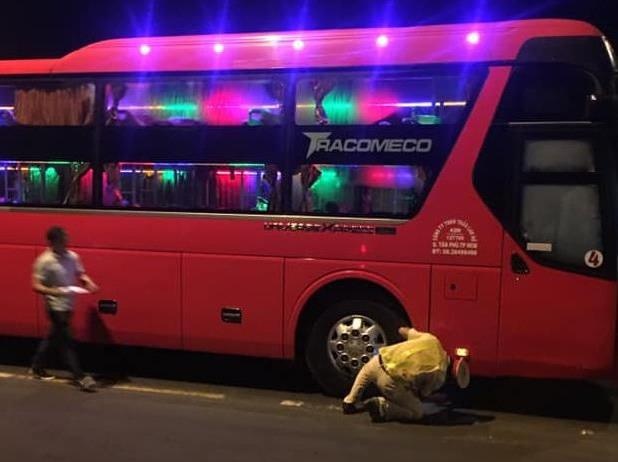 Chay theo nguoi than qua duong, be trai bi xe giuong nam tong tu vong hinh anh