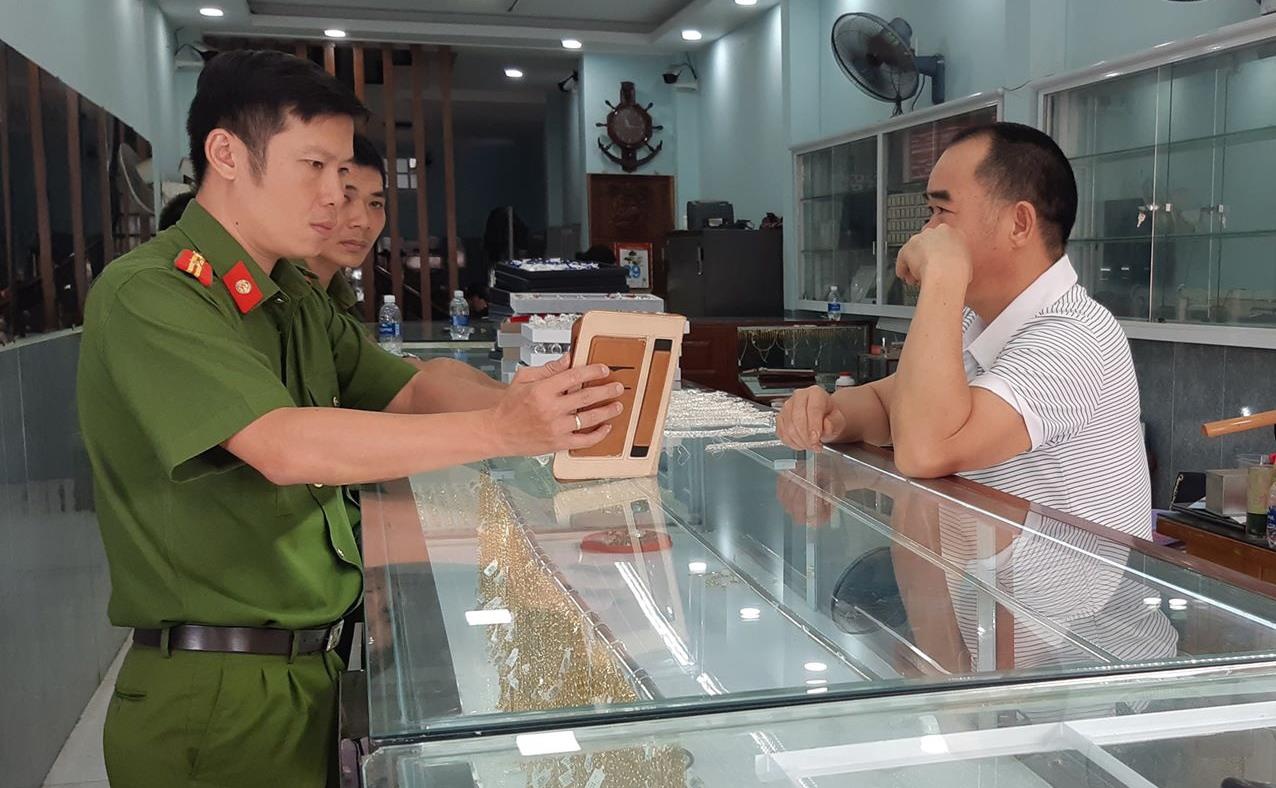 Bat thanh nien trom tiem vang trong dem hinh anh