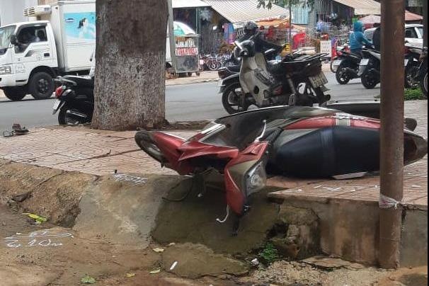 Thanh nien tong vao tru den duong tu vong luc rang sang hinh anh