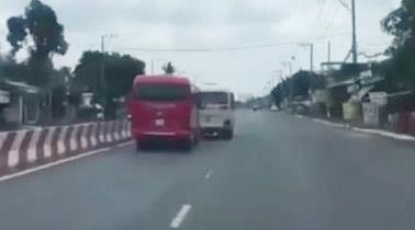 Hai xe khach lang lach anh 1