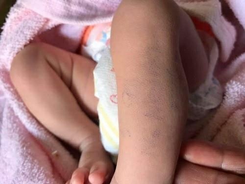 Be gai 2 tuan tuoi bi bo roi truoc cua nha dan hinh anh