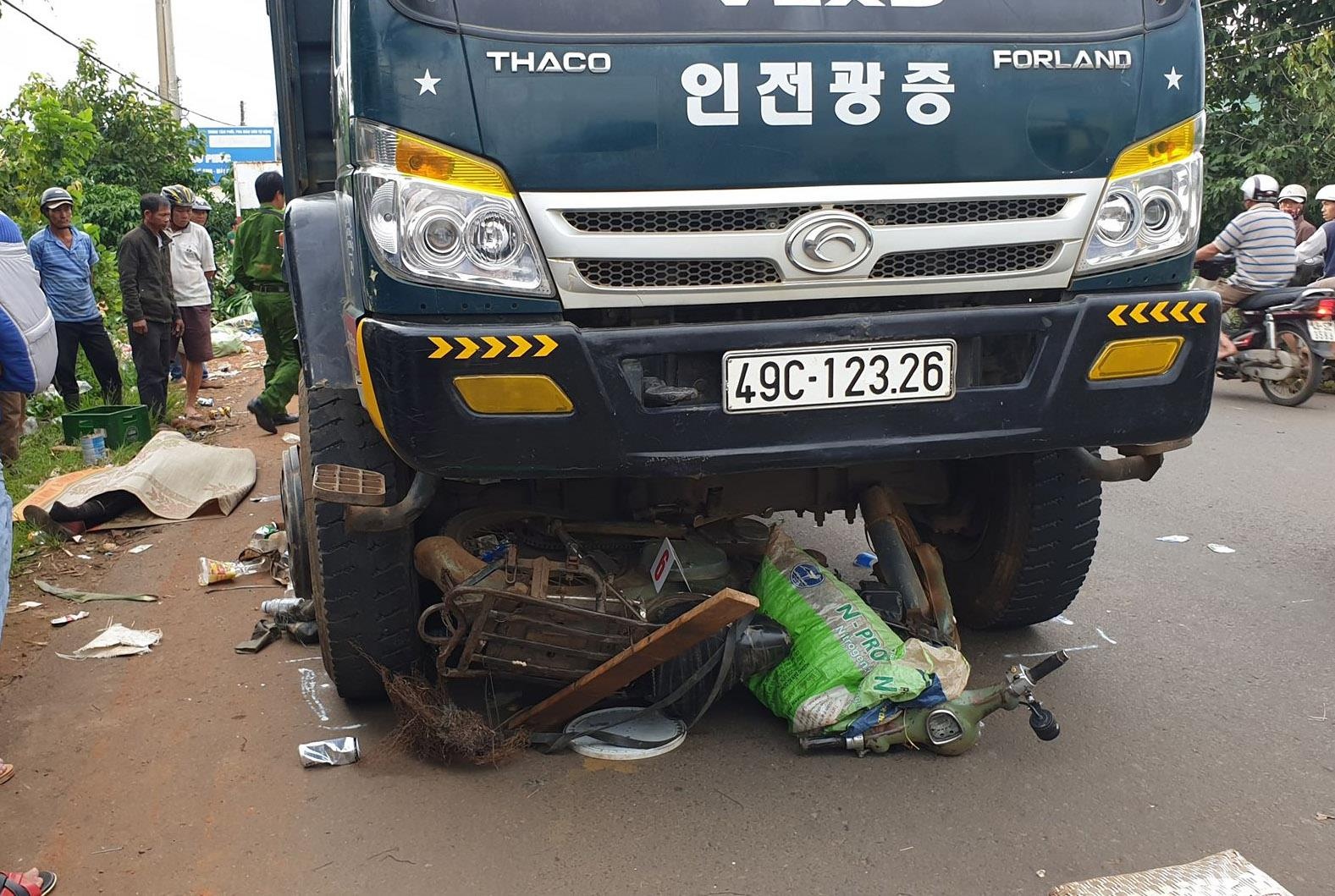 Nguoi phu nu mua ve chai bi xe tai tong tu vong hinh anh