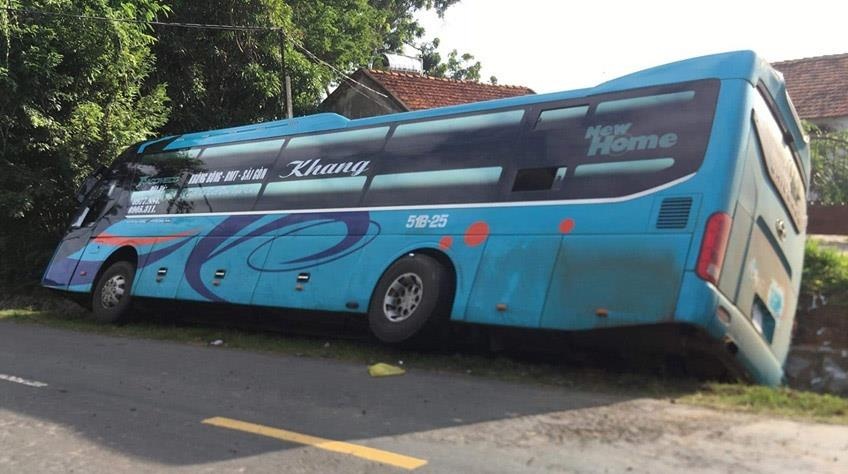 Xe khach tong nguoi di xe may roi lat nghieng ben quoc lo hinh anh