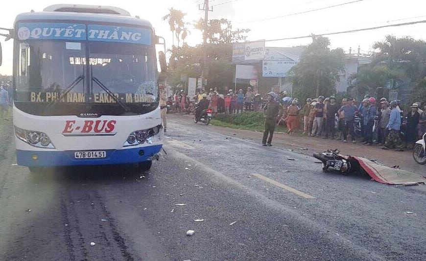 Nguoi dan ong tu vong sau va cham voi xe buyt hinh anh