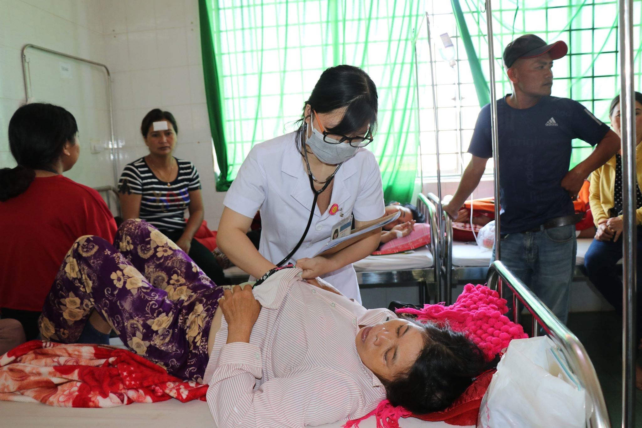 Hon 250 nguoi di cap cuu vi ngo doc sau khi du hai tiec cuoi hinh anh